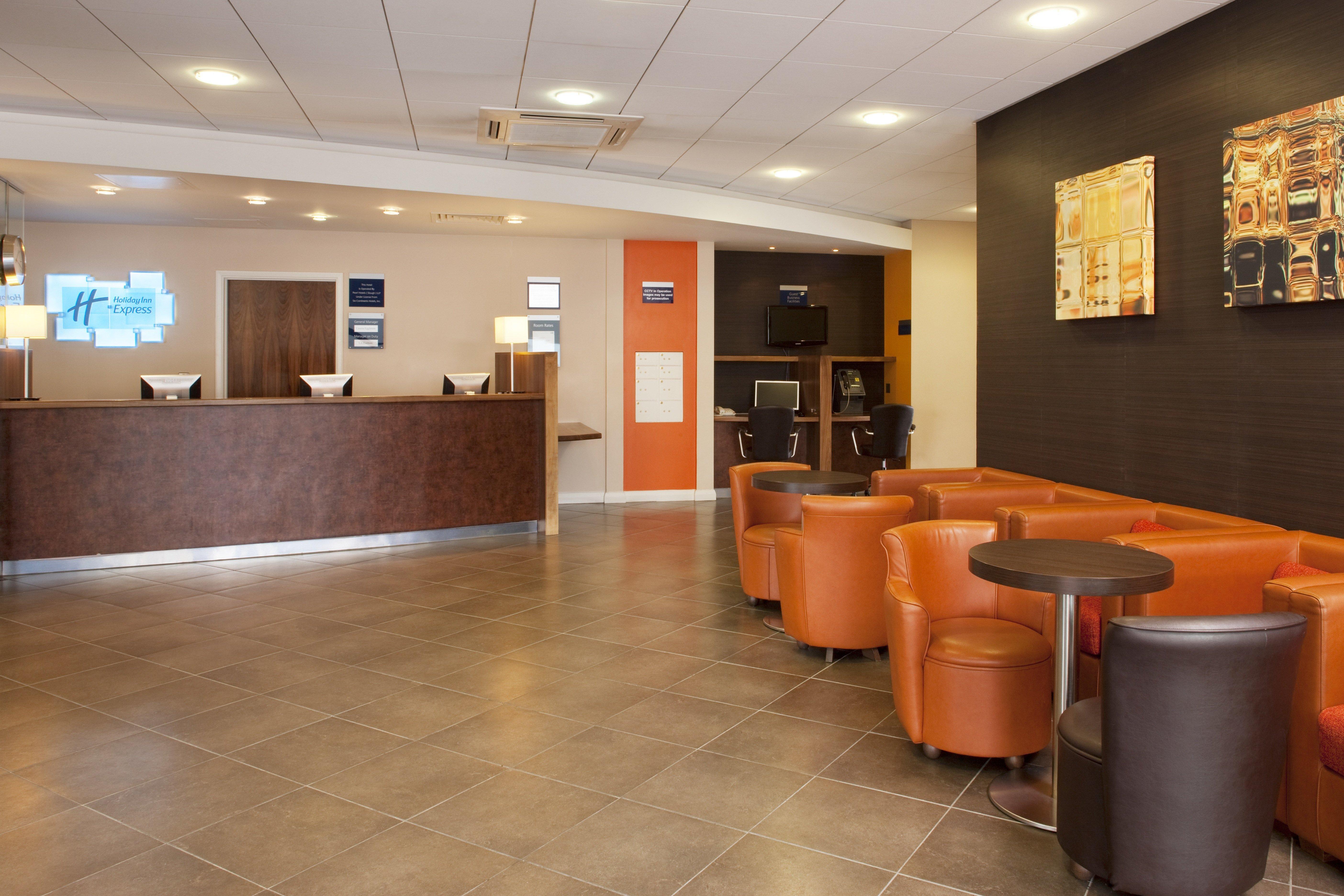 Holiday Inn Express Slough Exterior foto