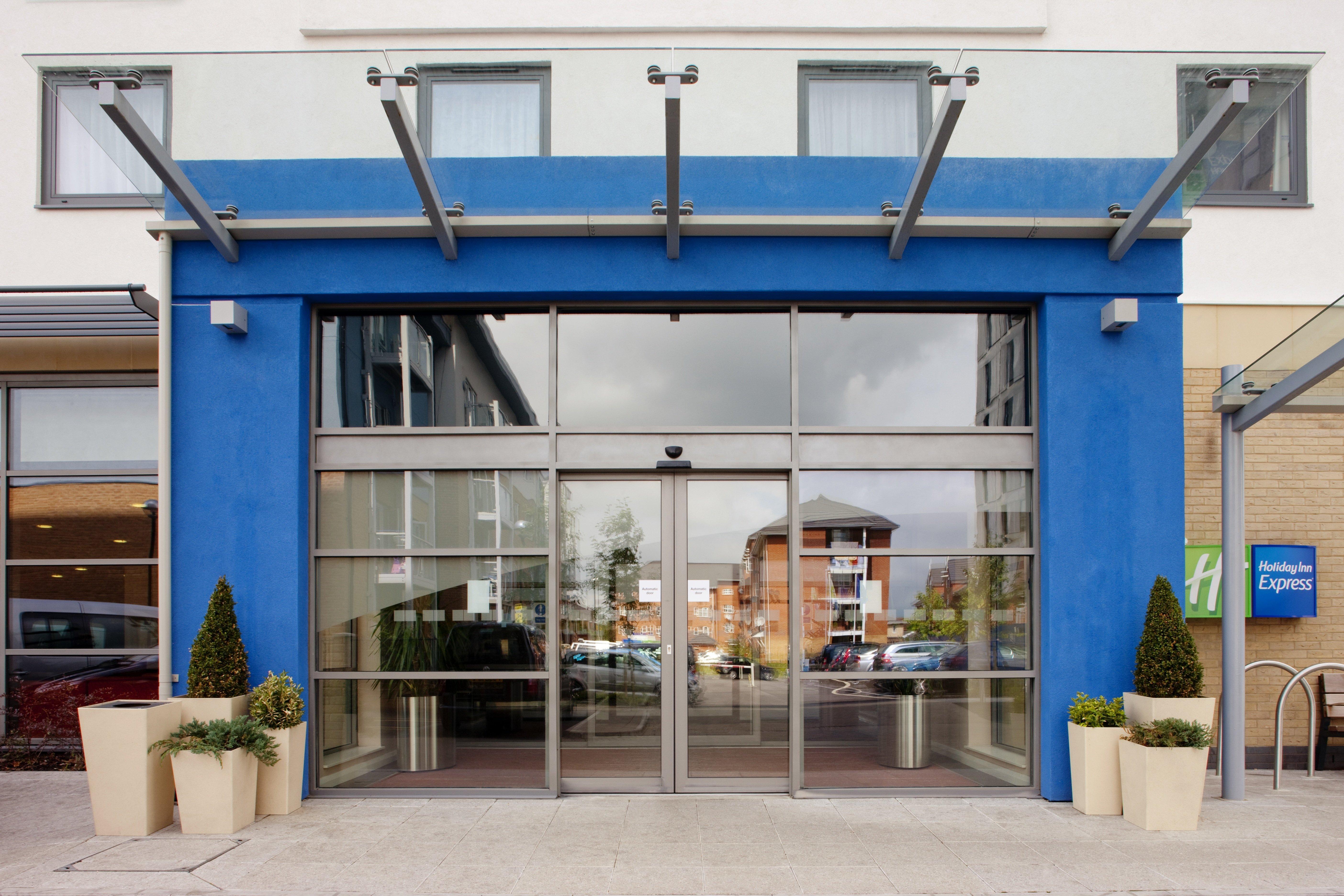 Holiday Inn Express Slough Exterior foto