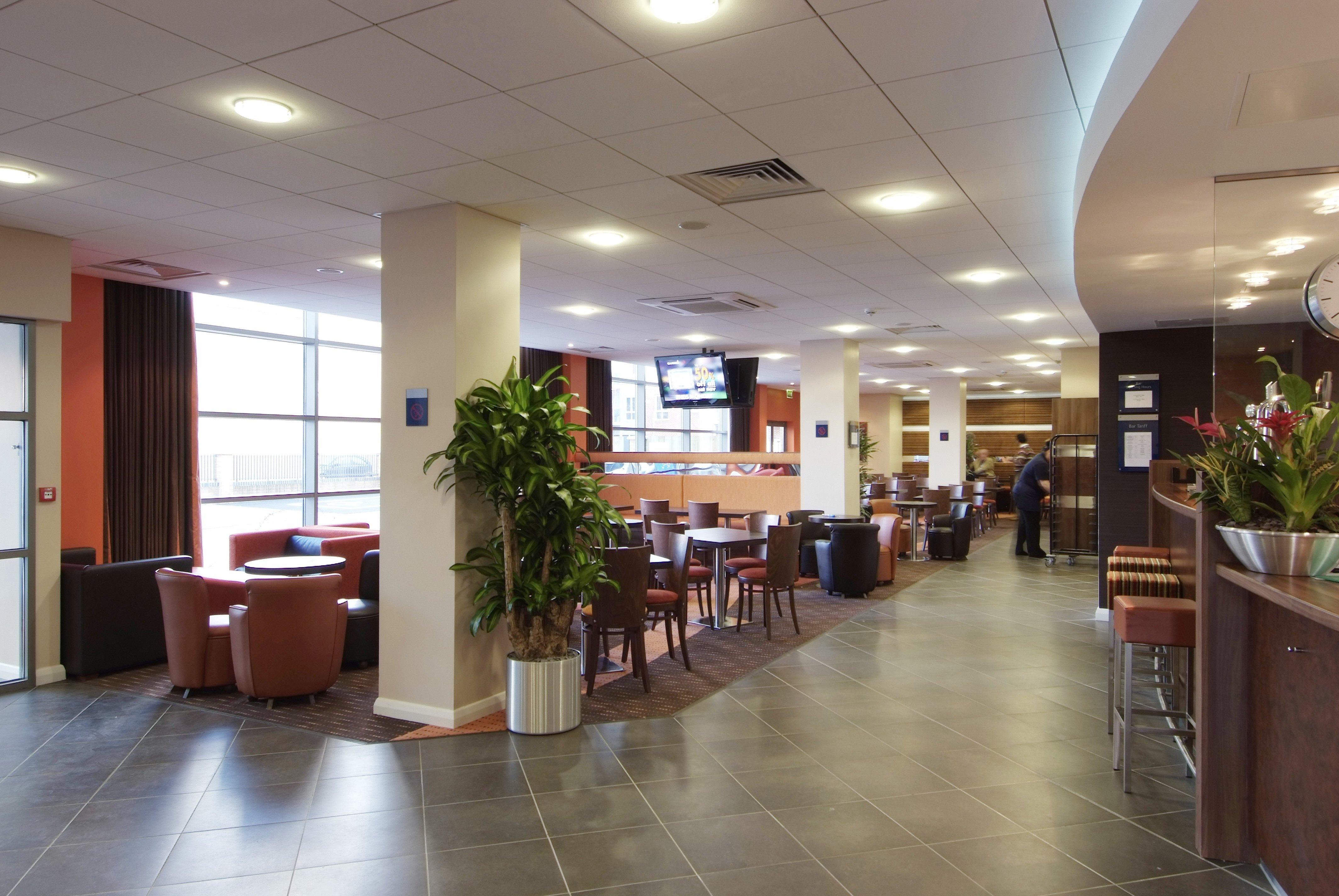 Holiday Inn Express Slough Exterior foto