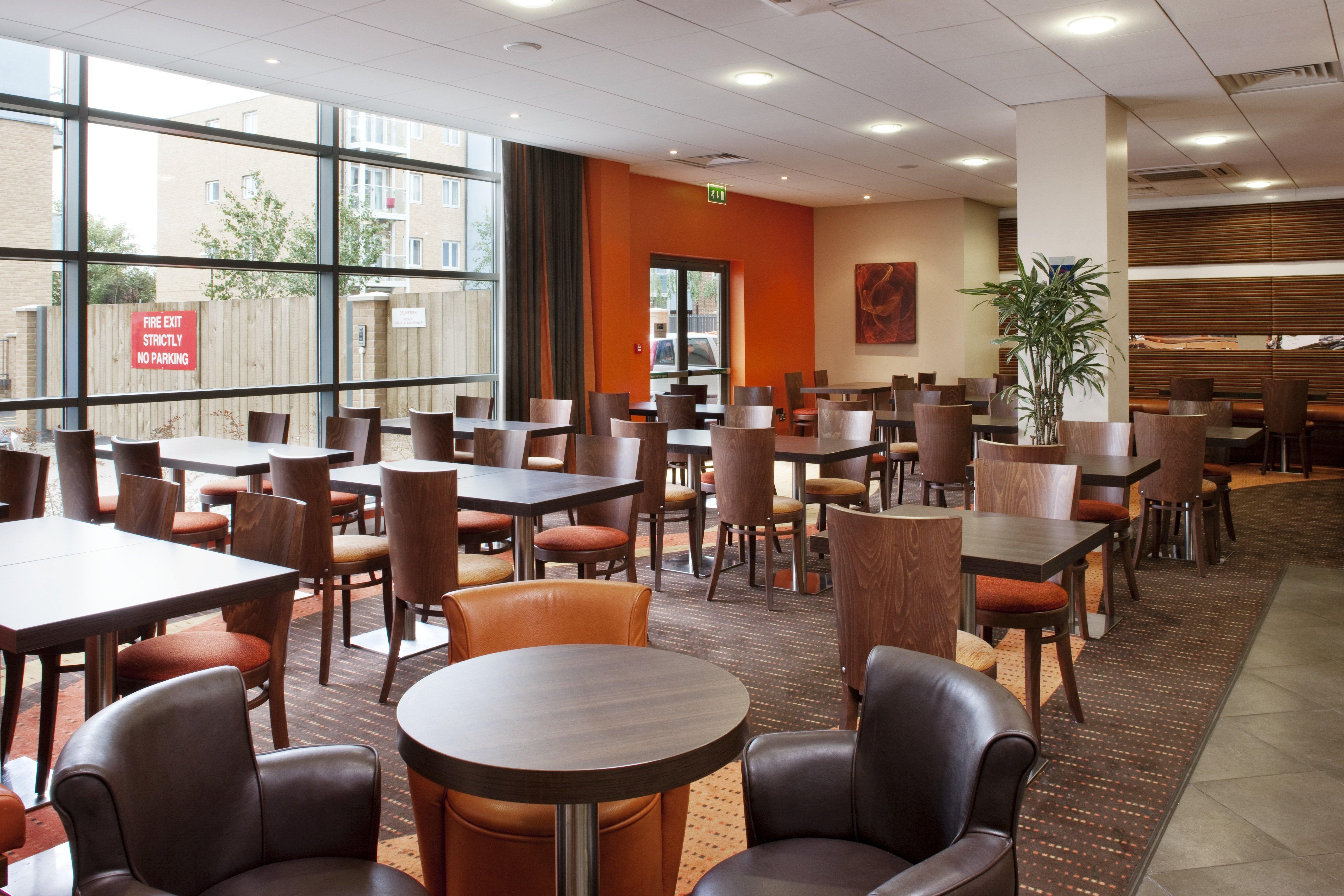 Holiday Inn Express Slough Exterior foto