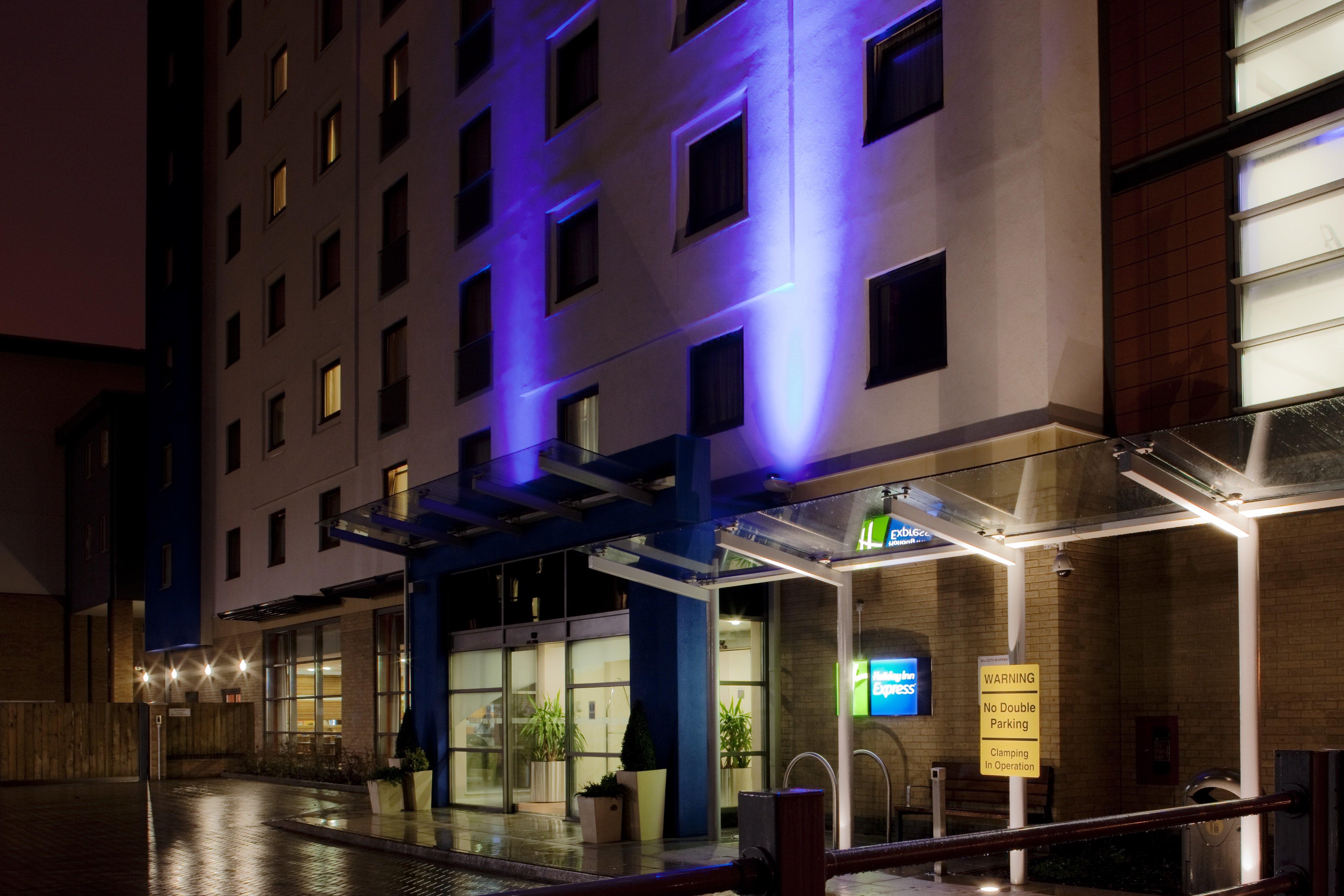 Holiday Inn Express Slough Exterior foto