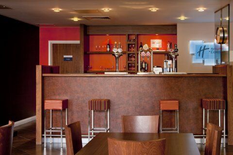 Holiday Inn Express Slough Exterior foto